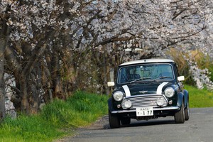 屋外ロケでプロカメラマンが愛車と撮影